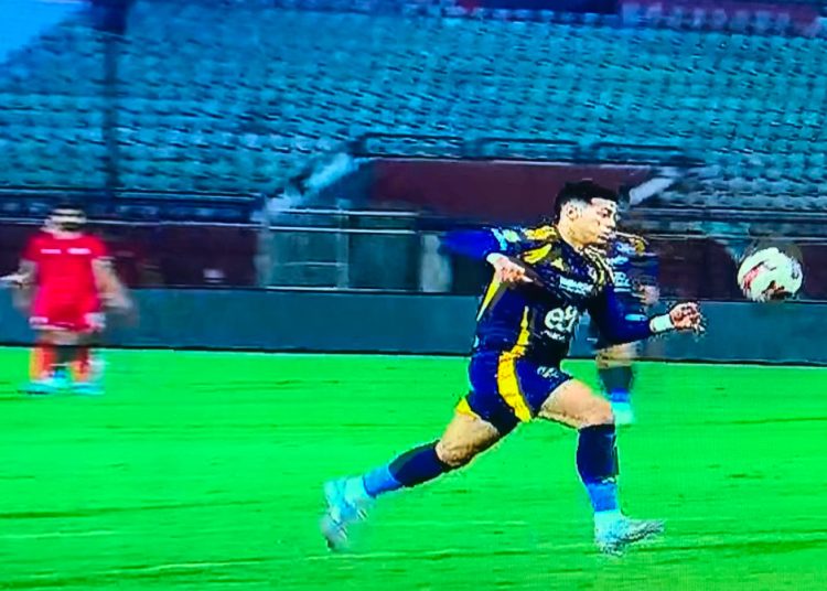 الأهلي يضرب مودرن سبورت ويواصل مطاردة القمة