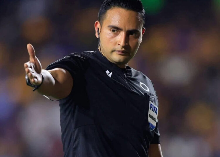 الهندوراسيون يحرجون حكام مصر.. درس قاسٍ في التحكيم!