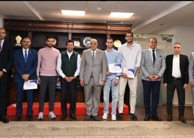 وزير الرياضة يكرم أبطال العالم في سلاح السيف