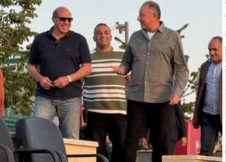 علاء نبيل يسلم درع دوري ناشئات الكرة النسائية لمحمود الخطيب