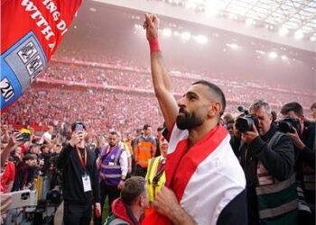 صلاح يُعادل هنري ويكتب التاريخ من جديد.. الفرعون يتوّج بجائزة الأفضل للمرة الثالثة