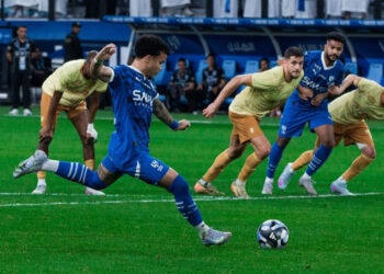 إعصار أزرق يضرب المملكة أرينا .. الهلال لا يعرف الرحمة والصدارة على