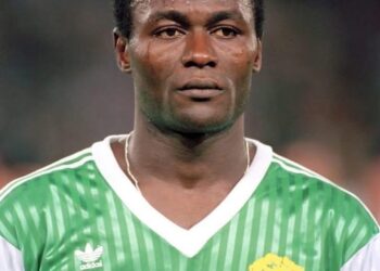 رحيل أسطورة الكاميرون.. إيمانويل كوندي يودع الحياة بعد مسيرة ذهبية