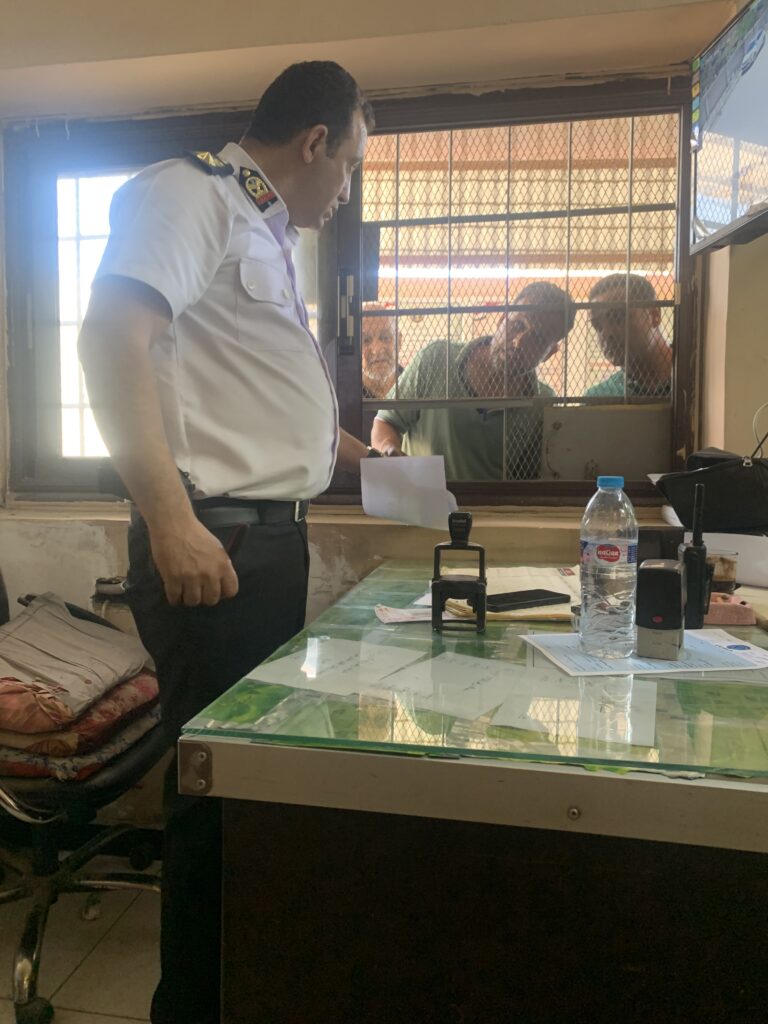 ضاهر لا يهدأ ولا يجلس علي الكرسي لتيسيير العمل ومساعدة المواطنين
