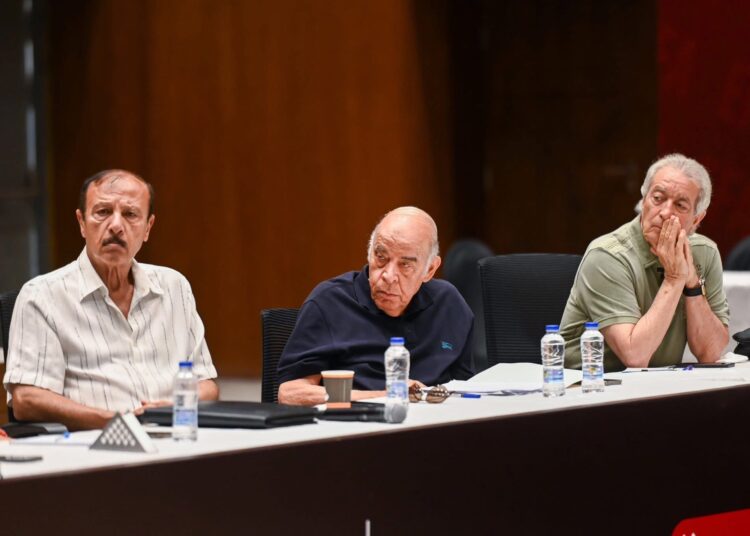 “كبار السن” يتحكمون في مصير الكرة المصرية.. علامات استفهام دون إجابات!