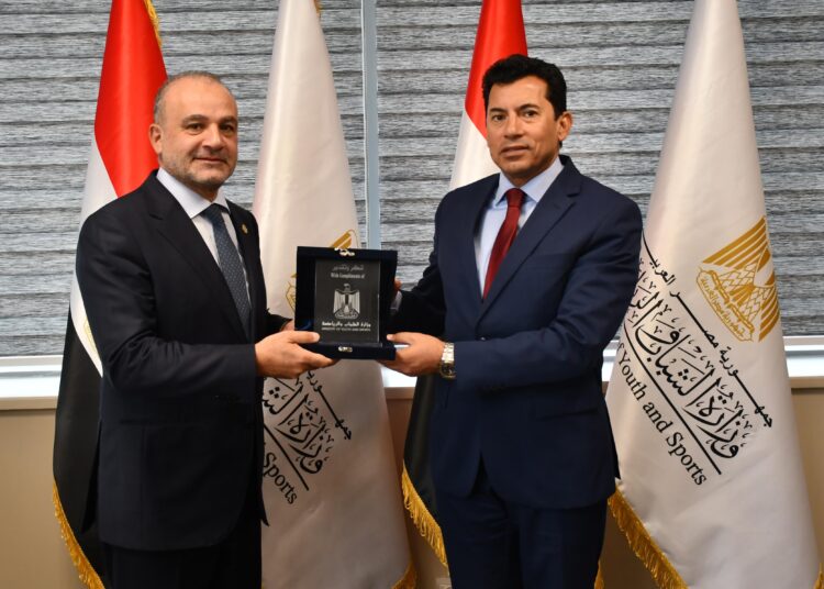 وزير الرياضة يستقبل القائم بأعمال رئيس الاتحاد الدولي للسلاح.. دعم وشراكات كبرى في الطريق