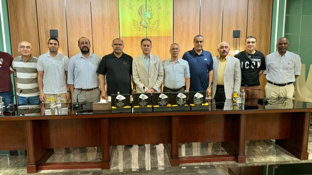 خالد جلال يودع لاعبي التحدي في مشهد ينم عن الروح الرياضية العالية