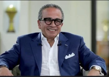 بعد وعكته الصحية.. حسين لبيب يظهر في عزاء والدة عمرو الجنايني