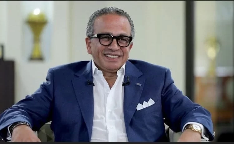 بعد وعكته الصحية.. حسين لبيب يظهر في عزاء والدة عمرو الجنايني