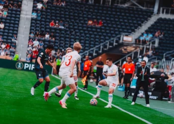 سالزبورج يطلب إبعاد البدلاء عن الملعب بسبب الحرارة