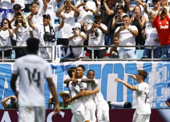 بعشرة لاعبين.. ريال مدريد يُسقط باتشوكا بثنائية في الشوط الأول