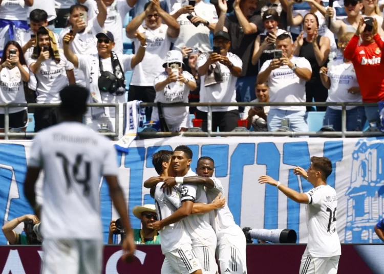 بعشرة لاعبين.. ريال مدريد يُسقط باتشوكا بثنائية في الشوط الأول