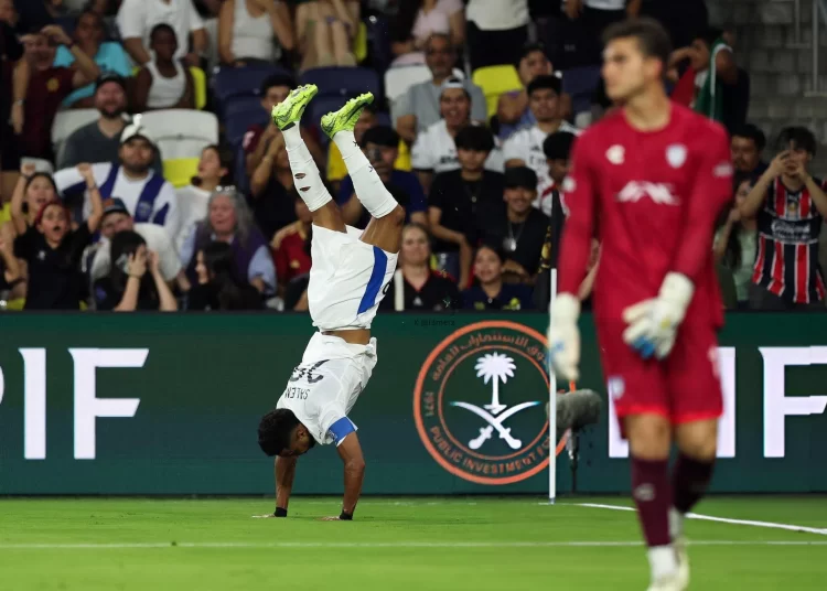 سالم الدوسري يكتب التاريخ ويصبح الهداف العربي الأول