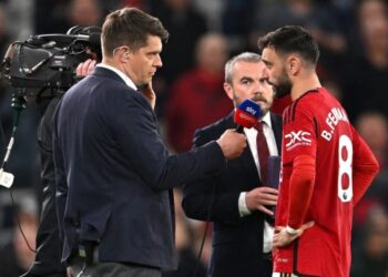 الدوري الإنجليزي يُشعل المدرجات بـ”لقاءات منتصف المباراة”