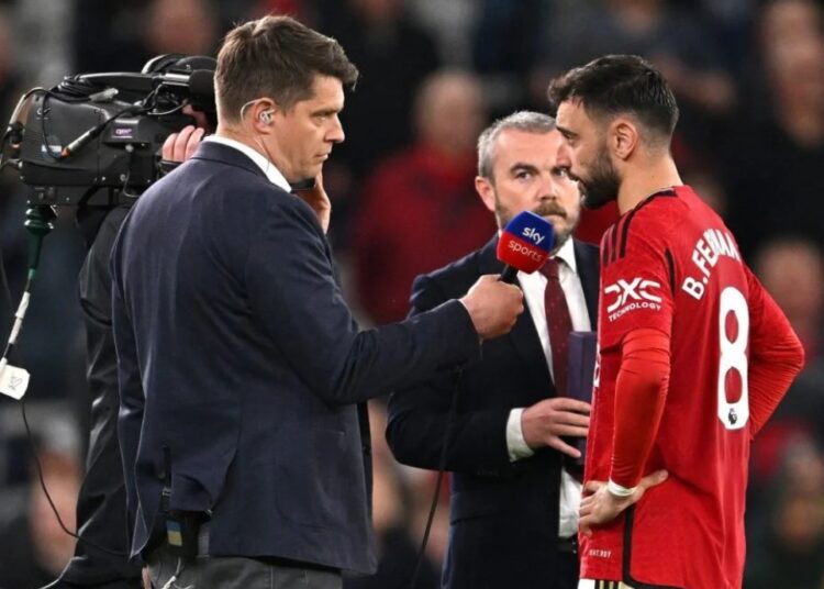 الدوري الإنجليزي يُشعل المدرجات بـ”لقاءات منتصف المباراة”