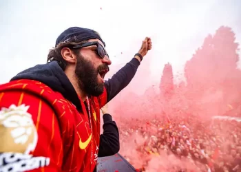 خطة آرني سلوت تنجح.. أليسون أول النجوم المستمرين في مشروع ليفربول الجديد