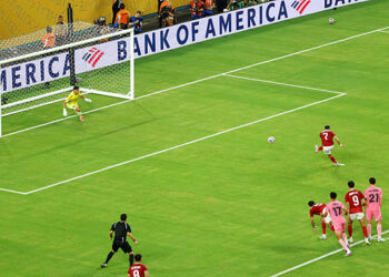 أزمة في الأهلي.. غرامة ضخمة على تريزيجيه بعد “تمرد الجزاء”