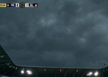 السيول تتسبب في إيقاف مباراة باتشوكا وسالزبورج