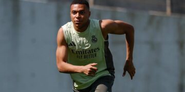 بعد نقله للمستشفي.. موقف مبابي من اللحاق بمباريات كأس العالم للأندية