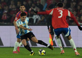 جوليان ألفاريز يقود الأرجنتين للفوز على تشيلي