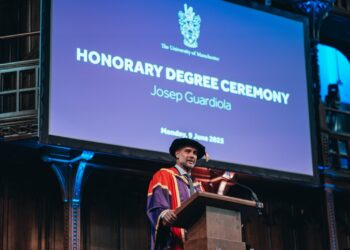 جوارديولا من منصة التكريم: أنقذوا غزة الآن