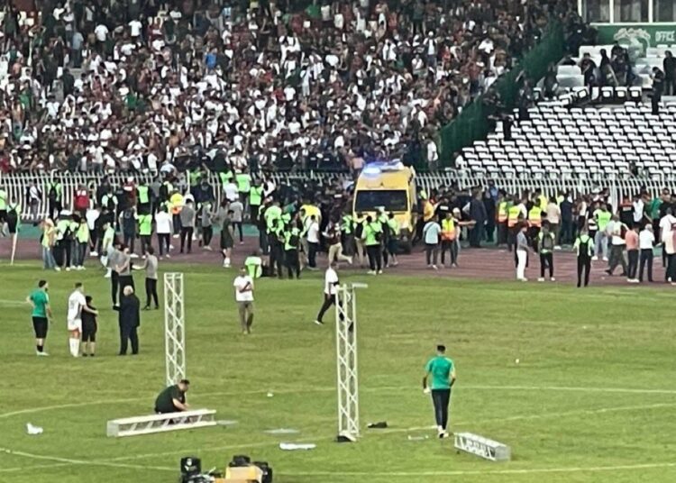 توقف احتفالات تتويج مولودية الجزائر بالدوري بعد سقوط الجماهير من المدرجات