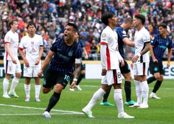 إنتر ميلان يقلب التأخر لانتصار قاتل أمام أوراوا ويتصدر مجموعته