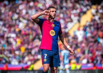 أستون فيلا يُغري برشلونة بعرض رسمي لضم فيران توريس