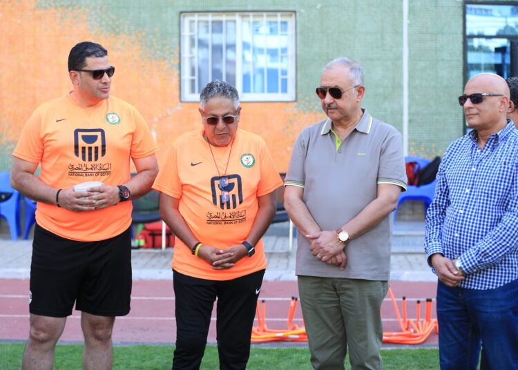 رئيس البنك الأهلي يجتمع بفريق الكرة النسائية لتحفيزهن قبل معسكر بورسعيد