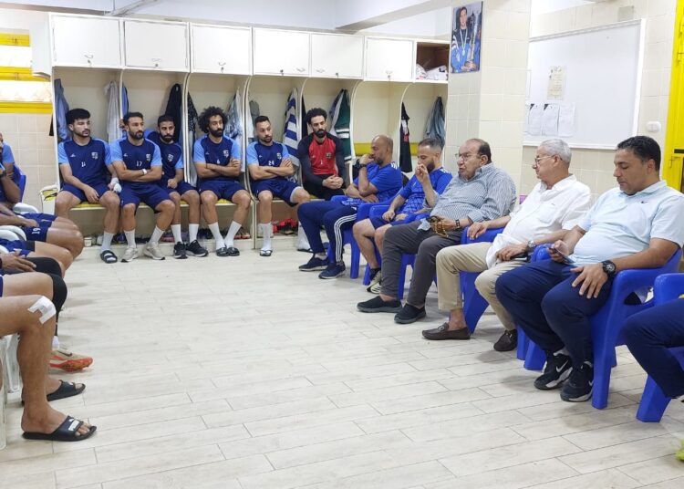 محسن صلاح وعادل فتحي يحفزان لاعبي المقاولون قبل بداية الدوري