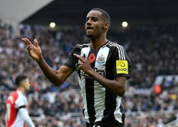 ليفربول يقترب من ضم إيزاك في أغلى صفقة بالدوري الإنجليزي