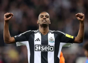 الهلال يبدأ مفاوضات ضم ألكسندر إيزاك