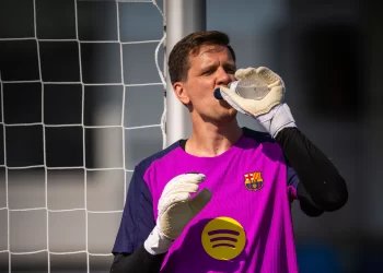 أزمة في حراسة مرمى برشلونة.. النادي يعتمد على حارسين غير مسجلين