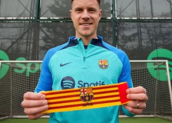 بيان رسمي.. برشلونة يعلن سحب شارة القيادة من تير شتيجن