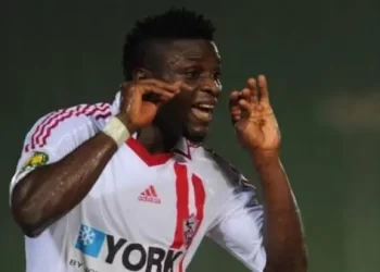 بعد سلسلة من الأزمات.. وفاة المهاجم البنيني رزاق أوموتويوسي عن 39 عامًا