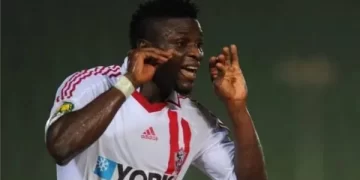 بعد سلسلة من الأزمات.. وفاة المهاجم البنيني رزاق أوموتويوسي عن 39 عامًا