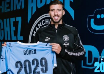 بعد 4 ألقاب بريميرليج.. مانشستر سيتي يكافئ دياز بعقد جديد