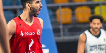 صراع العملة والعقود يشعل أزمة إيهاب أمين في الأهلي