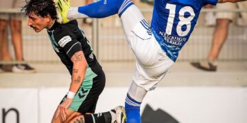 من ودية إلى حلبة مصارعة.. شجار عنيف ولكمات في مباراة ريال بيتيس وكومو