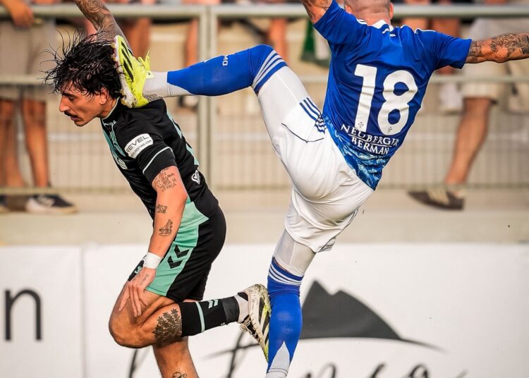 من ودية إلى حلبة مصارعة.. شجار عنيف ولكمات في مباراة ريال بيتيس وكومو