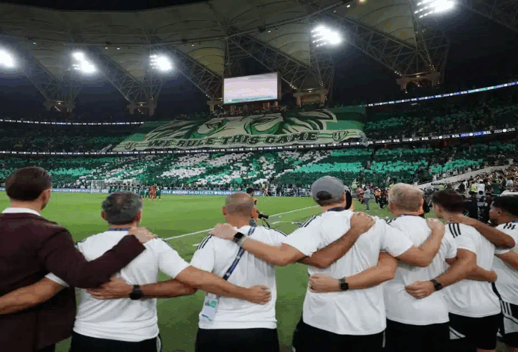 بيراميدز يواجه الأهلي السعودي وسط زحف جماهيري في جدة