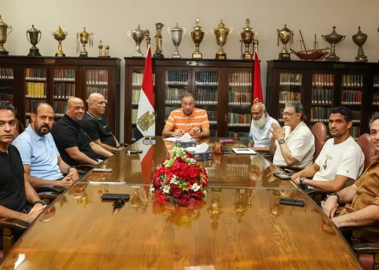 الخطيب يجتمع بالجهاز الفني الجديد للأهلي ويؤكد دعم الإدارة للمرحلة المقبلة