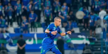 الاتحاد يتفوق على الفتح برباعية ويعتلي الصدارة