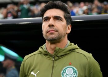 الأهلي يفاوض أبيل فيريرا لتولي القيادة الفنية خلفًا لريبيرو