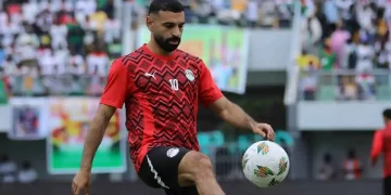 هدية فنية من بوركينا فاسو تثير إعجاب محمد صلاح بعد مباراة مصر في التصفيات
