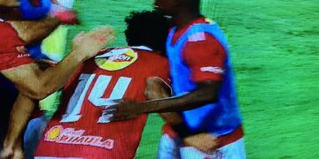 الأهلي يقلب الطاولة على الزمالك ويحسم القمة بثنائية في الدوري الممتاز