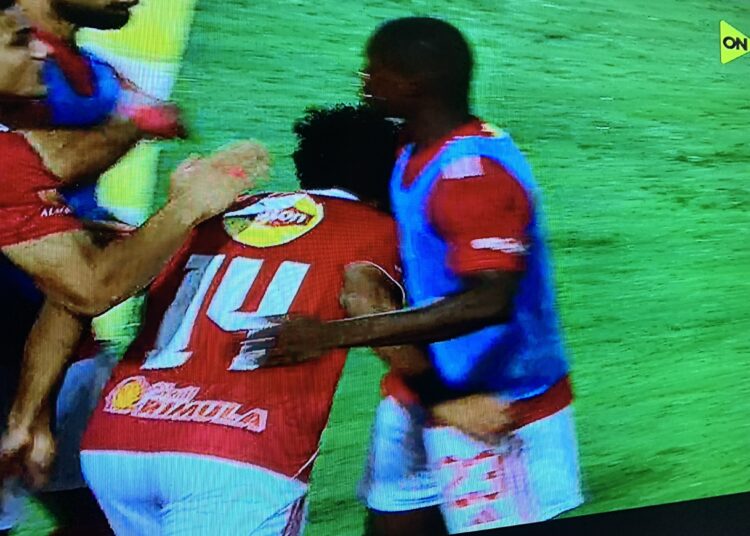 الأهلي يقلب الطاولة على الزمالك ويحسم القمة بثنائية في الدوري الممتاز