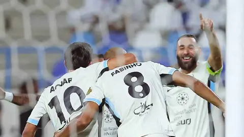 إصابة عضلية تبعد بنزيما عن تدريبات الاتحاد