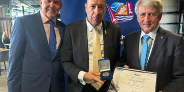 بحضور أمير موناكو.. العريان يتسلم جائزتي الجندي وعوض سامي