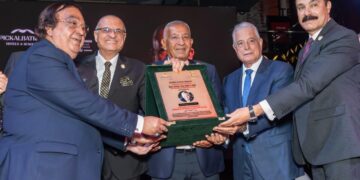 كامل أبو علي يقتنص جائزة القائد الملهم